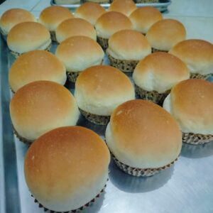 Roti dengan farian rasa, coklat, keju, kacang hijau